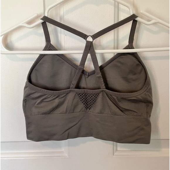 Sports Bra Reebok Size Medium. Almost never worn. - Picture 2 of 2